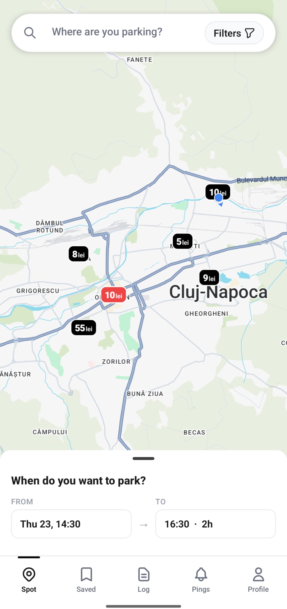 Aplicația sirch. pe iPhone — hartă Cluj-Napoca cu locuri de parcare private disponibile afișate în timp real, cu prețuri între 5 și 55 RON pe oră. Ecranul arată cartierele Grigorescu, Zorilor, Mărăști și centrul orașului. Jos, un selector de interval orar: rezervare de joi 14:30 până la 16:30 (2 ore). Navigație inferioară: Spot, Saved, Log, Pings, Profile.